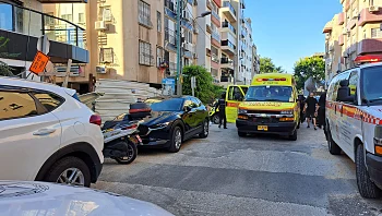 חשד לרצח בחולון: בת 84 נמצאה ללא רוח חיים על המדרכה