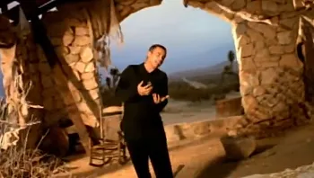 מאיטליה באהבה: הזמר ארוס רמאזוטי מגיע להופעה בישראל