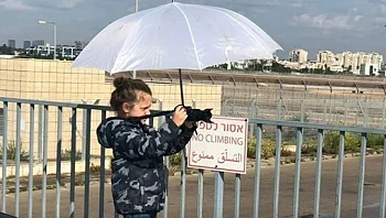 בבוקר תלמיד כיתה ג', בשאר היום מצלם מטוסים באופן מקצועי
