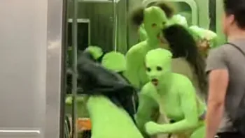 הכנופייה בירוק: קבוצת נשים בתחפושת תקפו שתי צעירות ברכבת
