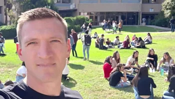 הסתבך עם עבירות סמים, קיבל חנינה והפך למרצה בפני תלמידים