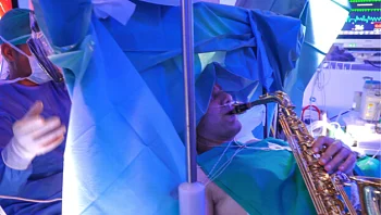 מטופל ניגן בסקסופון במשך תשע שעות - בזמן שעבר ניתוח מוח