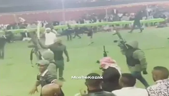 תיעוד: עשרות רקדו בחתונה ברהט עם נשקים שלופים