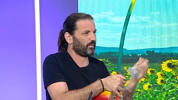 קצב הטבע: הנגן שמייצר כלי הקשה מחומרים ממוחזרים