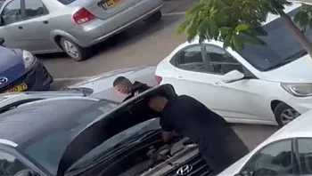 גניבה לאור יום: פורצי רכב בנתניה תועדו - ונתפסו