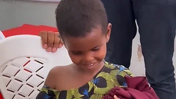 בת 7 שומעת לראשונה בסרטון מרגש ששבר את הרשת