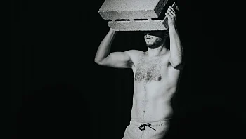 הם לא יגורו בבתים שהם בונים: המופע שיתן לכם אגרוף בבטן