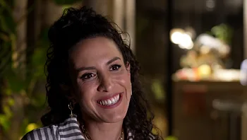 לקראת שידורו של סרטה החדש: שי-לי שינדלר פותחת הכול