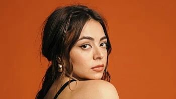 שי המבר על הסינגל החדש: "משהו נפתח אצלי שם מבחינה מוזיקלית"