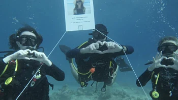 צוללים נגד אלימות: תערוכה תת ימית לזכר נשים שנרצחו