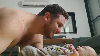 האם הגברים שיוצאים לחופשת לידה פוגעים בהתפתחות התינוקות?