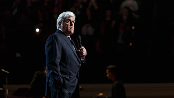 דיווחים בארה"ב: ג'יי לנו נכווה קשות בפניו כשרכבו עלה באש