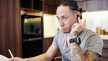 חשב שהוא מתחרש - וגילה אוזנייה שנאבדה באוזן שלו במשך 5 שנים