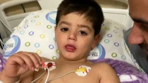 האם שבנה נפל ממתקן שעשועים: "הוא פרכס לי בידיים, קרה לנו נס"