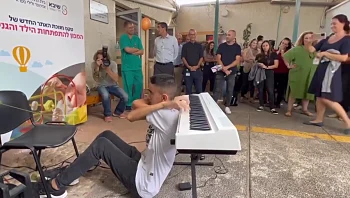 וירטואוז על הספקטרום: הנער שמנגן עם הידיים הפוכות וכבש את המדינה