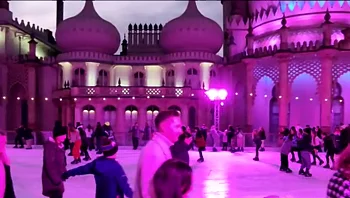 מחפשים אטרקציה לכריסטמס? משטח החלקת הקרח המלכותי