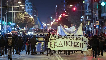 מהומות ביוון: שוטר ירה בראשו של נער שלא שילם על דלק