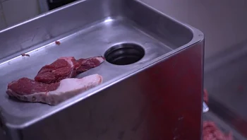 בשר מחוץ למקררים, עוף על הרצפה: "הרעילו אנשים בזדון"