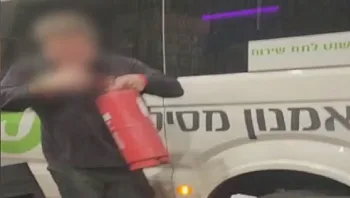 אימה בתחנת הדלק: נהג השליך מטף כיבוי לעבר חלון של רכב אחר