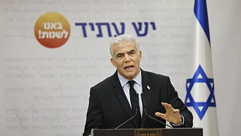 אחרי הביקורת: לפיד יגיע להפגנה נגד המהפכה המשפטית במוצ"ש