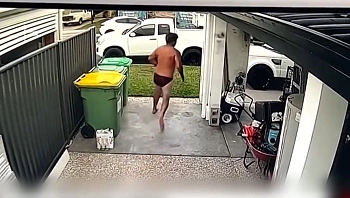 אוסטרליה: רדף ונאבק בגנבים כשהוא בתחתונים בלבד • תיעוד