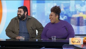 הפתיעה את בן זוגה על הבמה - והוא הדהים אותה בהצעת נישואין