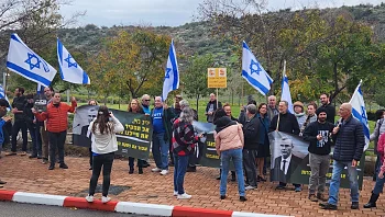 עשרות מפגינים מול ביתו של יריב לוין: "בג"צ הוא השכפ"צ"
