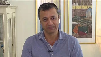 נכנס דרך חלון האוטובוס - והציל את חייה של מעיין בת ה-10