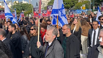 אלפי עורכי דין הפגינו נגד המהפכה המשפטית: "זה יתהפך עלינו"
