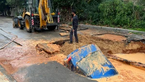 תיעוד דרמטי מהוד השרון: רכב נפל לבולען שנפער - הנהג ניצל