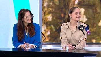 הבת משרתת בצבא במקום בו הוריה נפגשו והתאהבו