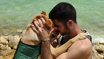 מתמודד עם פוסט טראומה ומתעלף - כלבתו מצילה אותו בכל פעם