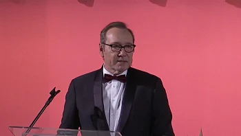 בצל משפטו המתקרב: קווין ספייסי קיבל פרס מפעל חיים