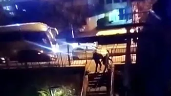 שני שליחים נעצרו בחשד שתקפו לקוחות בי-ם | תיעוד האירוע