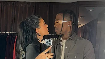 שנה לאחר שנולד: קיילי ג'נר סוף סוף חושפת את השם של בנה