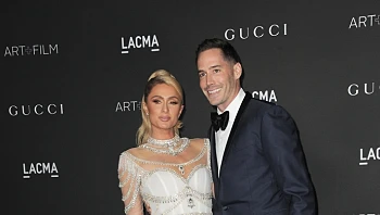 יורש עצר נולד: פריס הילטון הפכה סוף סוף לאמא