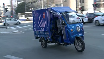 זהירות, ריקשה לפניך: כלי הרכב החשמלי שכובש את ערי המרכז