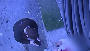 תיעוד חדש מהפיגוע בעיר דוד: כך טופל הקצין שנפצע וירה במחבל