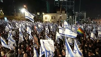 "צריך להפריד בין הדברים": עשרות אלפים הפגינו בצל גל הטרור