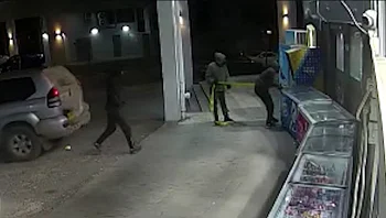 השודדים עקרו ופרצו כספומט מול העובדים - השוטרים הגיעו אחרי שעה