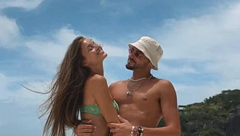 בלי רועי סנדלר: אנה זק עלתה על טיסה כדי להתאושש מהפרידה