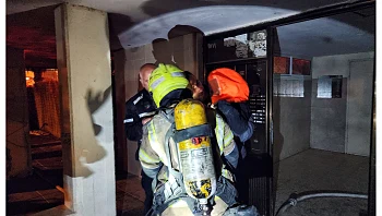שריפה פרצה בבניין בב"ש: אם ובנה הפעוט במצב קשה