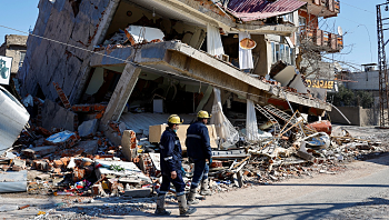 אחרי 12 יום: זוג חולץ בחיים מההריסות; כ-45 אלף נהרגו ברעש