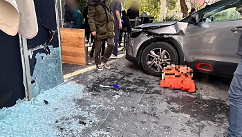 נהג איבד שליטה והתנגש בבית קפה בת"א, אישה נפצעה בינוני