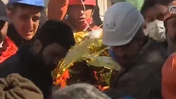 10 ימים לאחר הרעש: בת 17 חולצה מההריסות בטורקיה | תיעוד