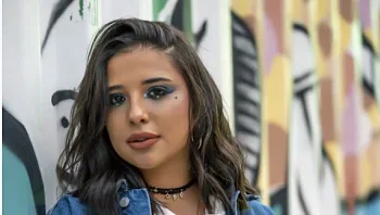 הגר יפת (הזמרת עם הנחש) מנסה לכבוש את הקהל שוב