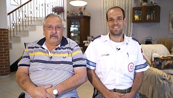אוהד, חובש מתנדב במד"א, הציל את חייו של אביו שהתמוטט בבית הכנסת