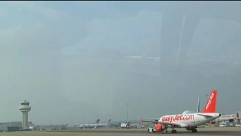 בלי מזון ומים: הטיסה מאמסטרדם שהתארכה ל-12 שעות