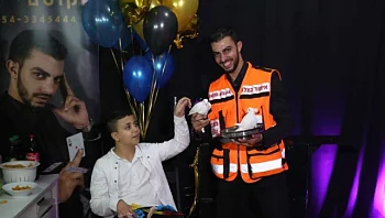 הקוסם שהציל ילד שנחנק במהלך הפעלת יום הולדת וגרם לאם להפוך לחובשת