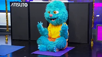 ככה עוד לא התאמנתם: "המפלצת" שמתרגלת יוגה עם הילדים